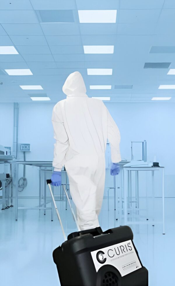 Especialista en descontaminación CURIS con un CURIS-3